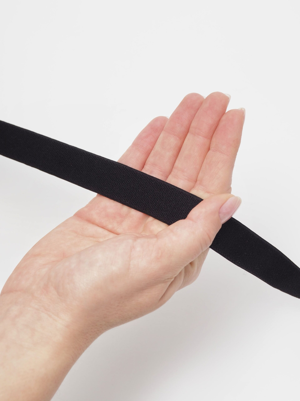 Резинка бретелечная черная глянцевая ширина 20 мм