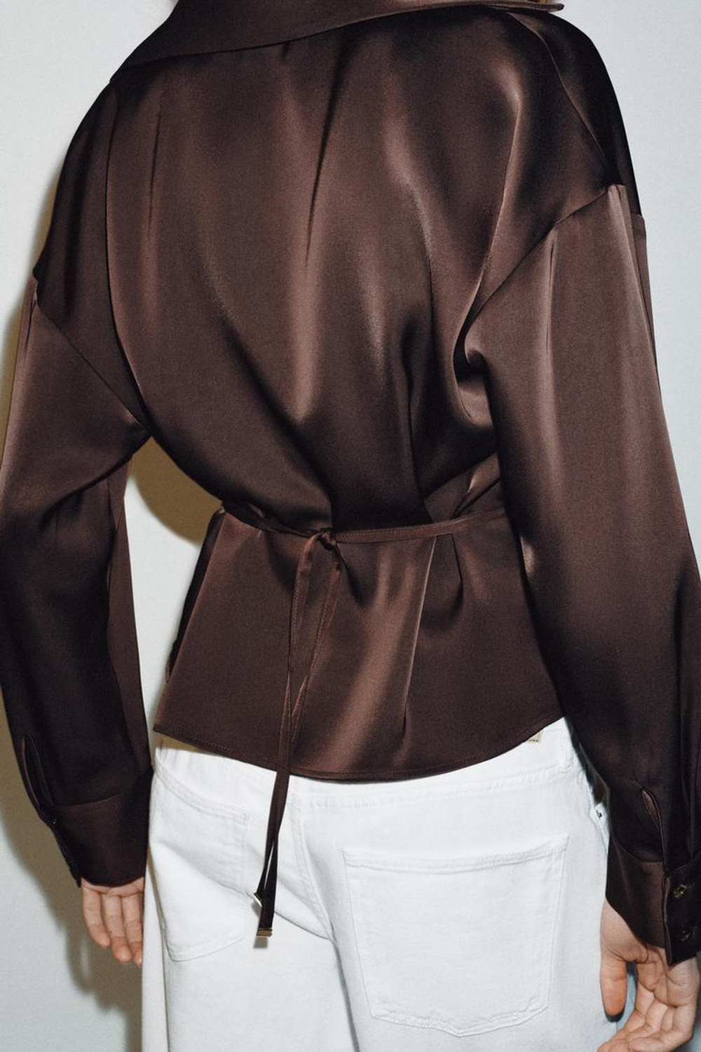 ZARA АТЛАСНАЯ БЛУЗКА С ТОНКИМ ПОЯСОМ, КОРИЧНЕВЫЙ