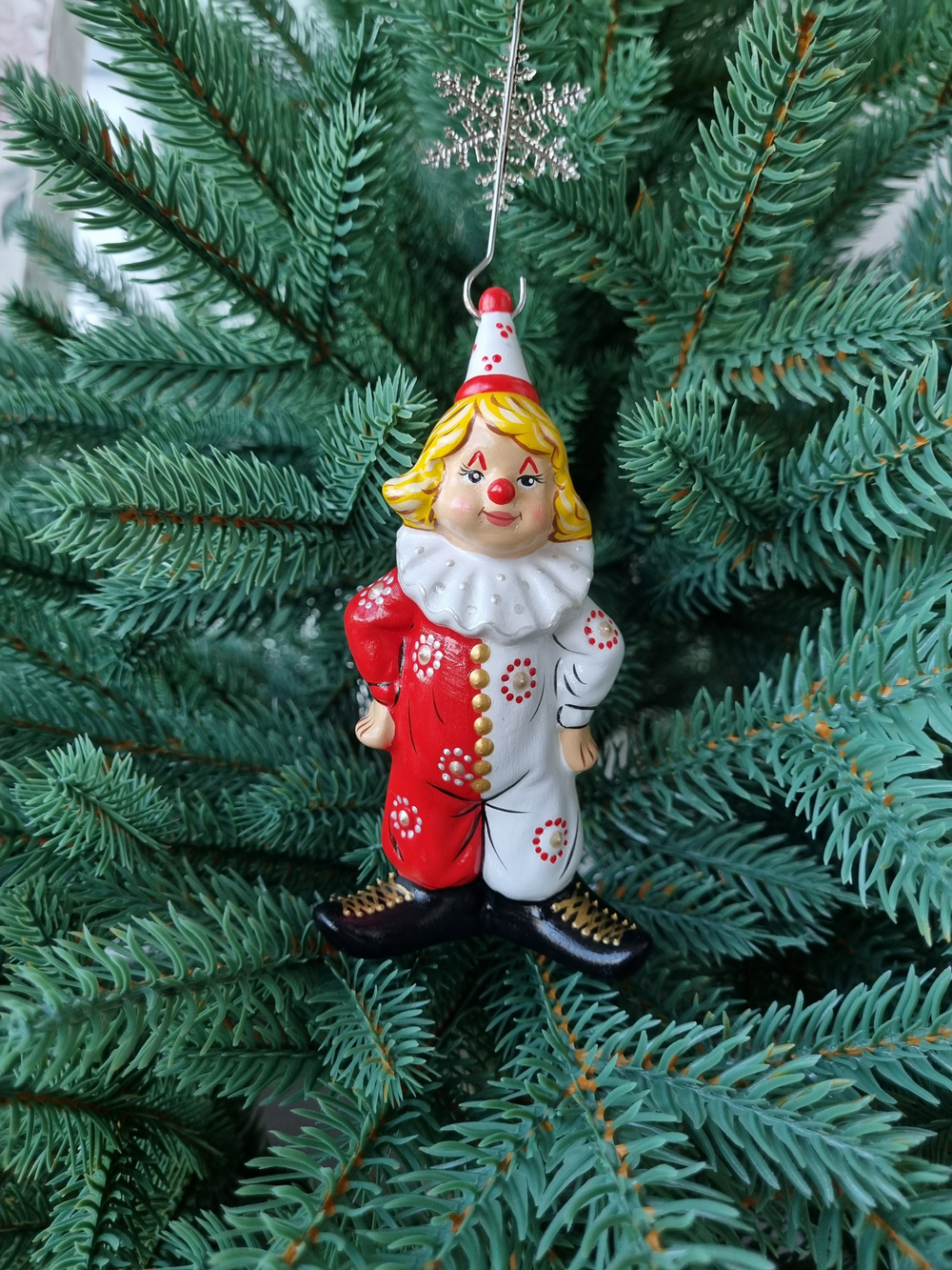 Клоун в красно- белом костюме