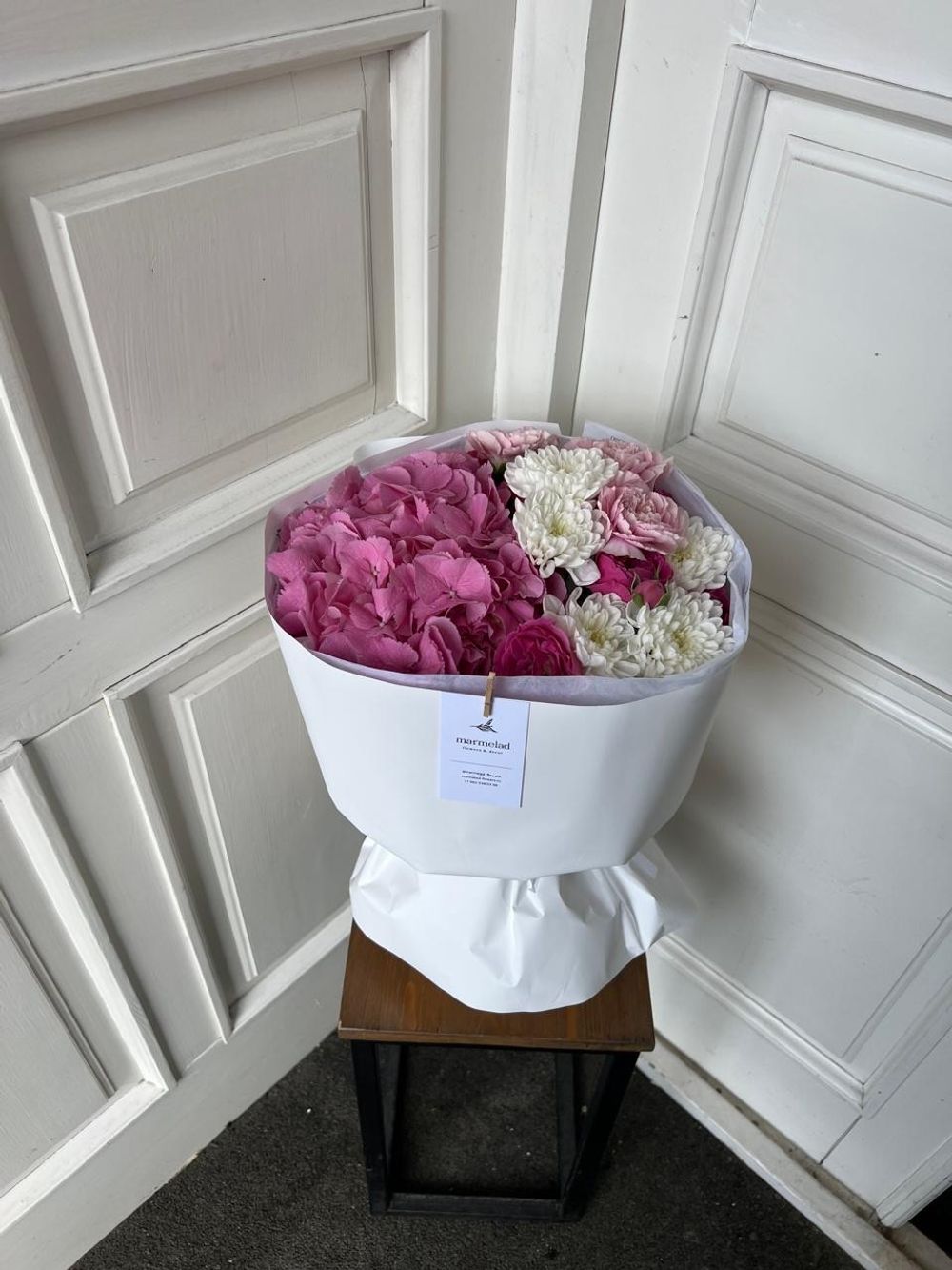 Сборный  букет из гортензии, хризантемы и диантусов