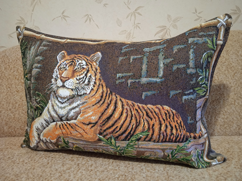 Декоративная гобеленовая наволочка для интерьерной подушки Тигр 68х47