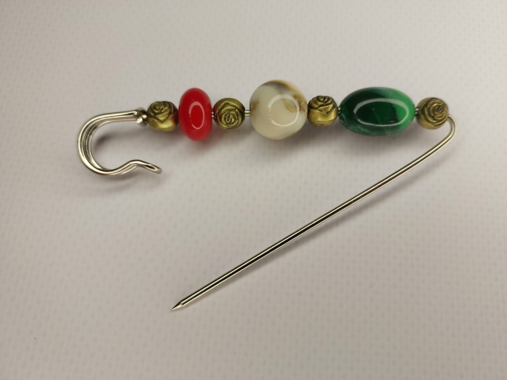 Булавка брошь "Морские камешки. Розочка" для кардигана, пальто, платков, шарфа, костюмов, одежды. Цвет красный серый чёрный