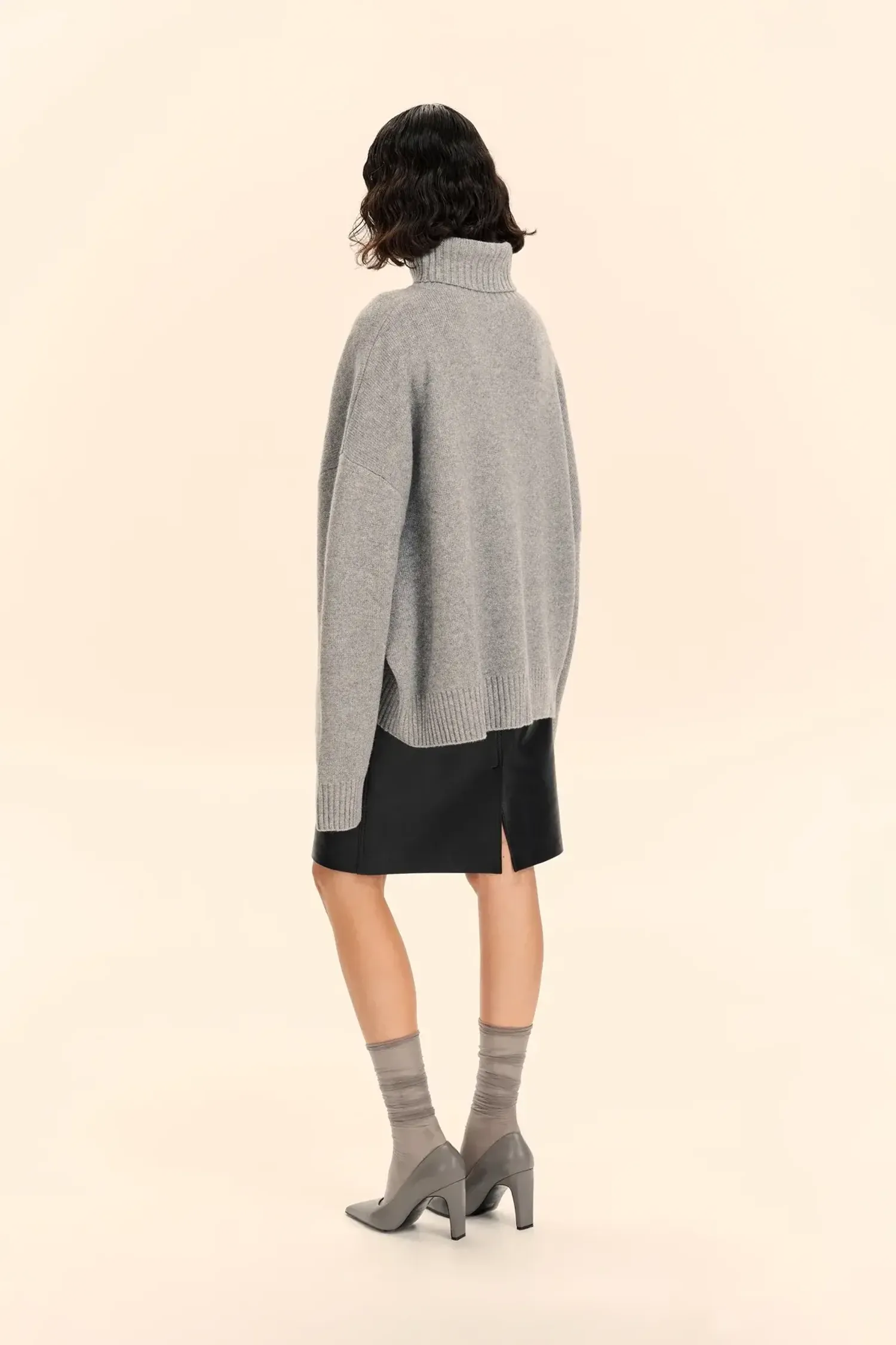 Свитер с горлом ((Миссис Грей )), серый