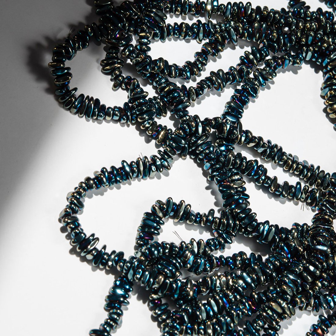 Гематин (гематит), оттенок "Сине-золотой", тонкий фриформ 6-8*2,5мм