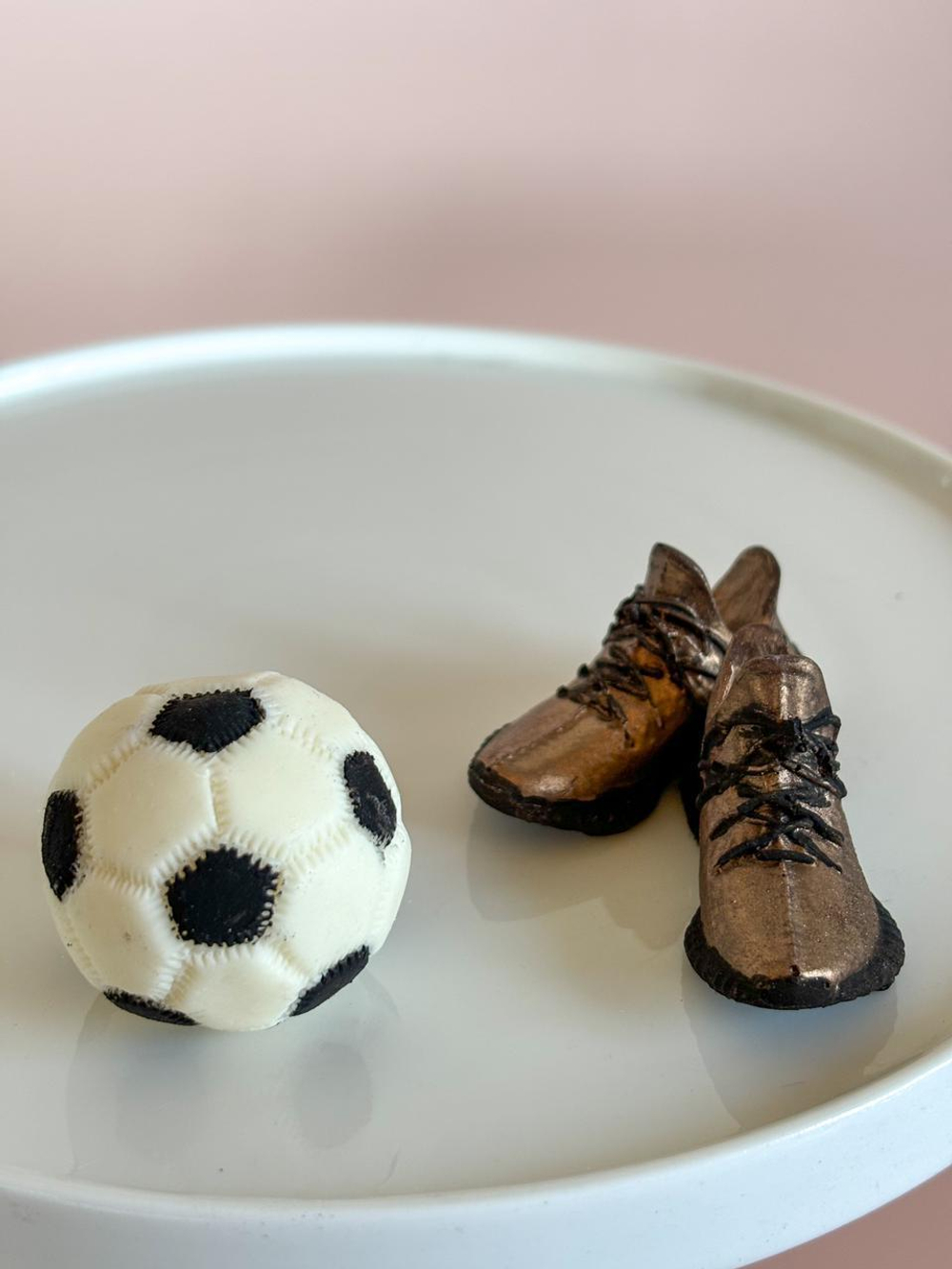 Фигурка из шоколадной глазури "Мяч+кроссовки" в ассорт