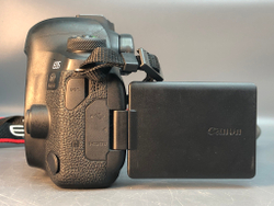 Canon 6D Mark II Body 54.000 Кадров, немного туго вращается колесо