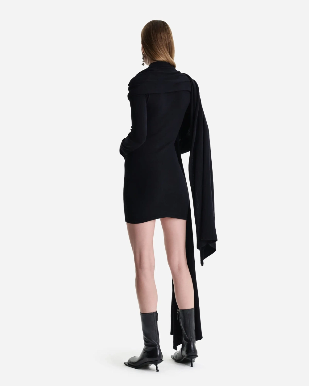 Вязаное платье мини с шарфом-шлейфом