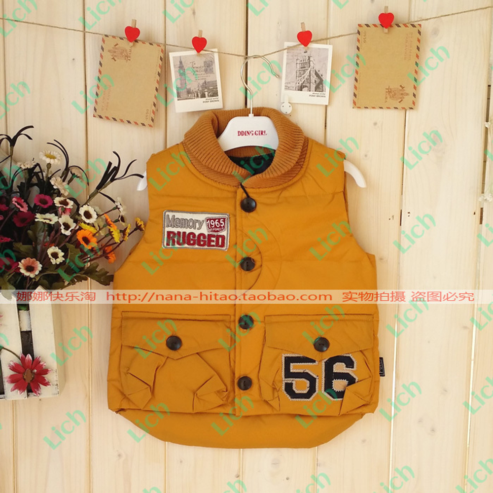 Жилет детский на пуговицах с цифрами на накладных карманах