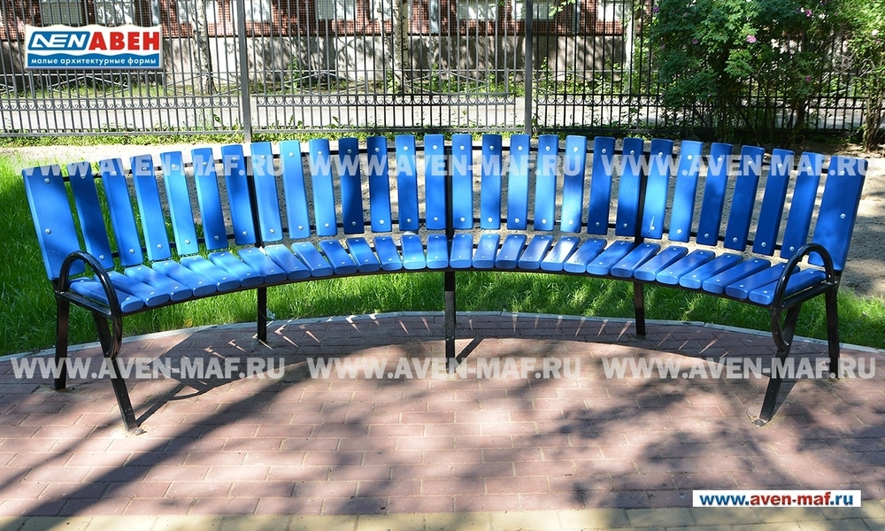 Скамейка на металлическом каркасе