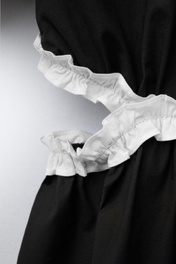 ZARA ПЛАТЬЕ НА БРЕТЕЛЯХ С ВОЛАНАМИ, ЧЕРНЫЙ/ЭКРЮ