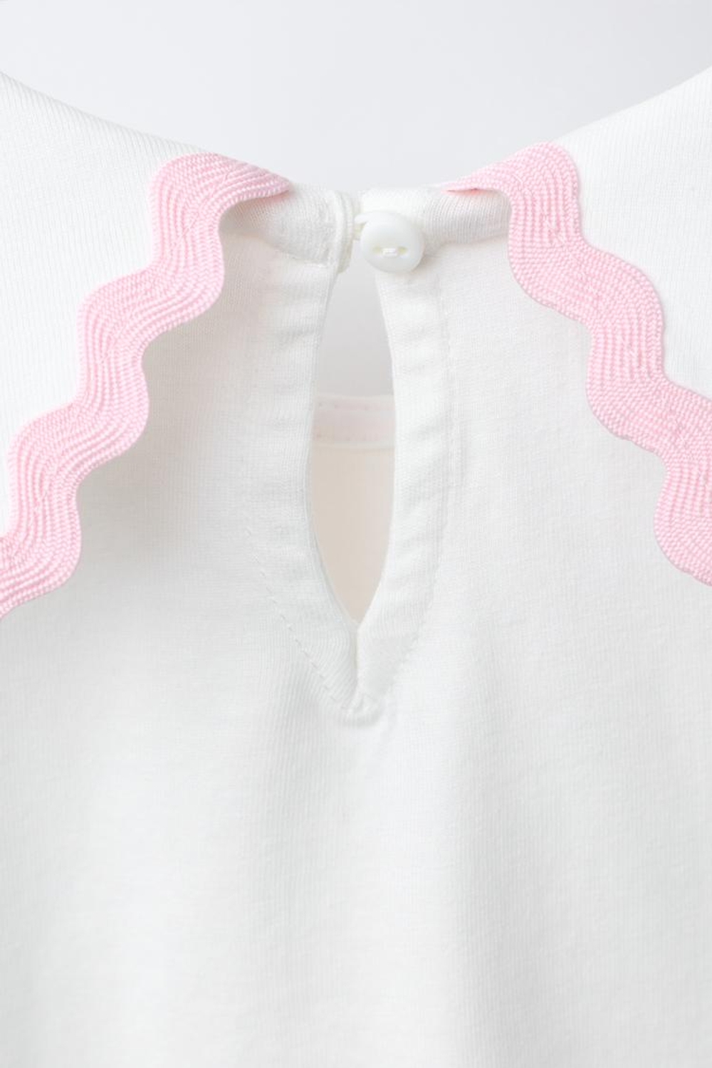 ZARA ФУТБОЛКА С ВОЛНИСТЫМ ОТЛОЖНЫМ ВОРОТНИКОМ, ЖЕЛТОВАТО-БЕЛЫЙ