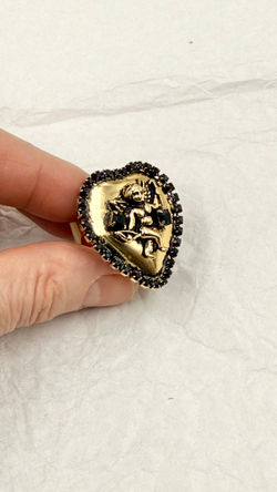 Кольцо сердце с ангелом со стрелой, по краю черные кристаллы, золото антик