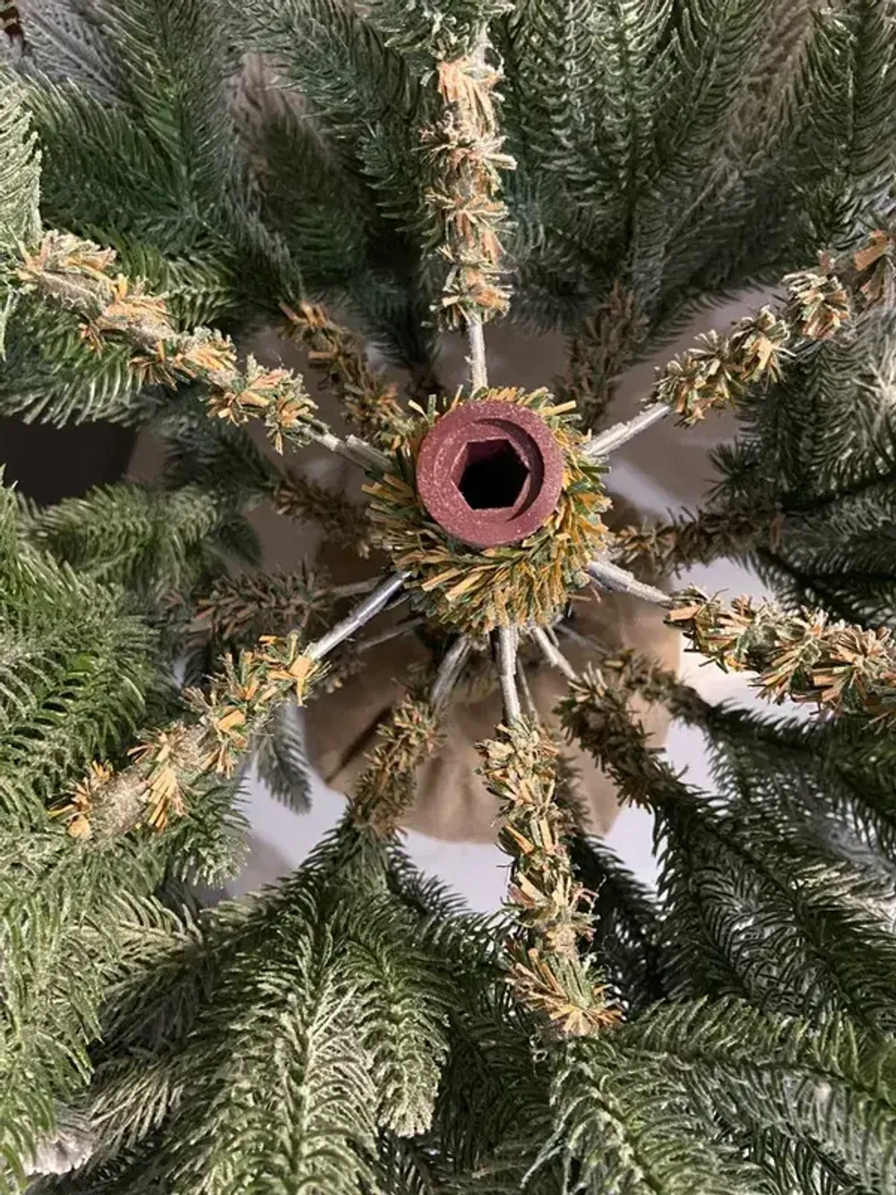 Заснеженная елка на ножке «Иветта» (Литая хвоя) от 1.1 м до 2,4 м