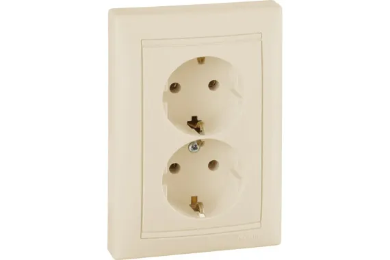 Розетка Legrand Valena с заземлением двойная + рамка слоновая кость 07036
