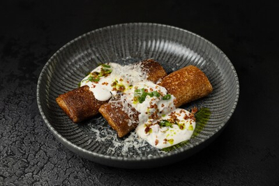 Блины с курицей и соусом карбонара