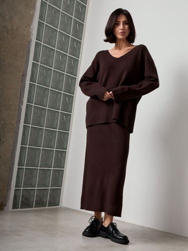 Трикотажный костюм с юбкой шоколадного цвета