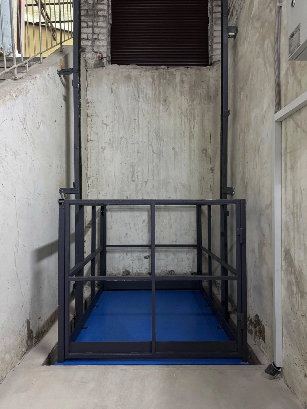 Ножничный стол