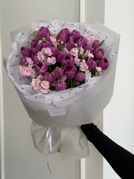 Букет из 35 фиолетовых тюльпанов и розовой маттиолы - M доступен к заказу с 3.03.2026
