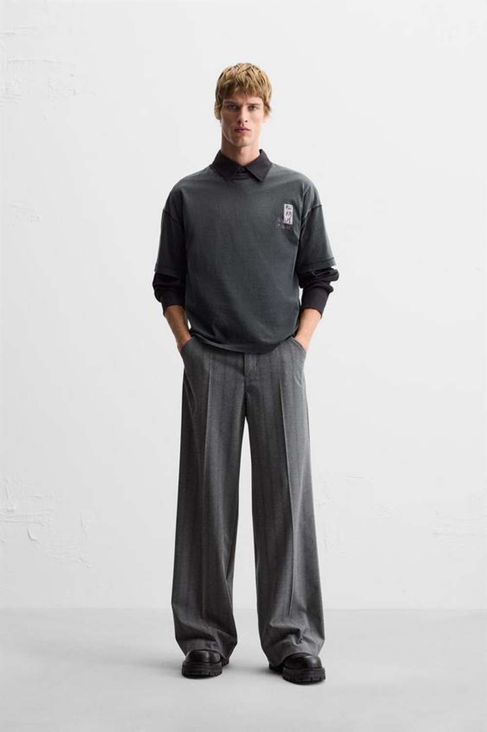 ZARA ФУТБОЛКА С КОНТРАСТНЫМ ПРИНТОМ, ТЕМНЫЙ АНТРАЦИТ