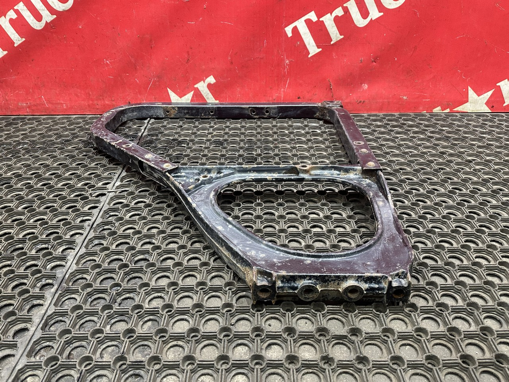 Кронштейн крыла передний правый