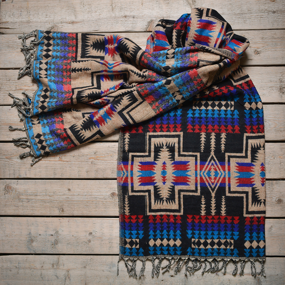 Палантин теплый с орнаментом Навахо