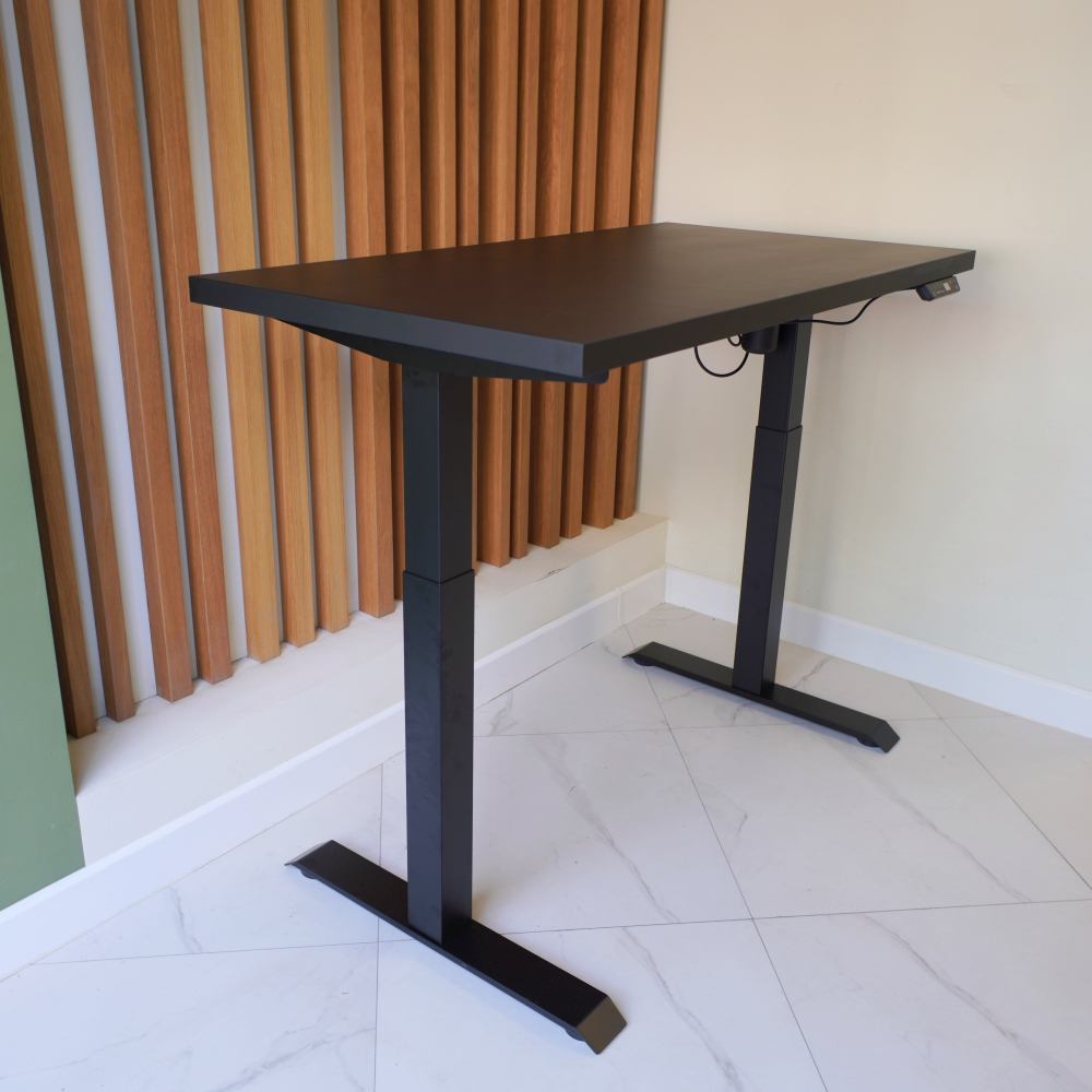 Регулируемый компьютерный стол Motor UP с регулировкой по высоте — столешница МДФ черный