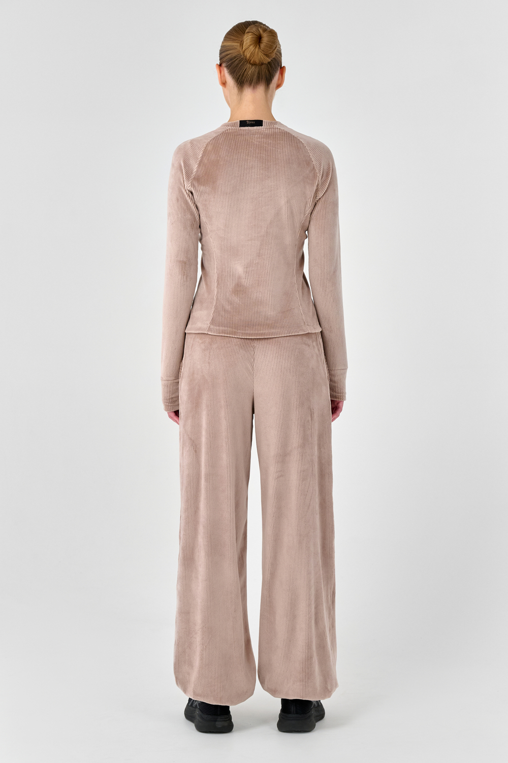 Лонгслив велюровый приталенный с рельефом