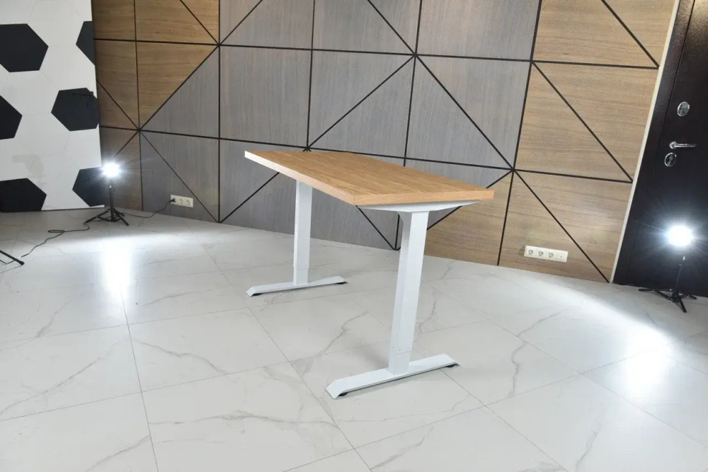 Регулируемый компьютерный стол Bazalt с регулировкой по высоте — столешница МДФ Дуб европейский