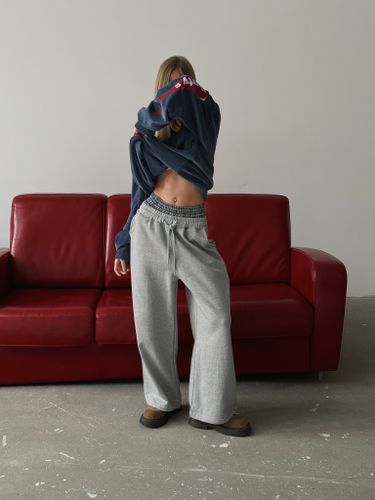 Серые брюки из хлопка с поясом