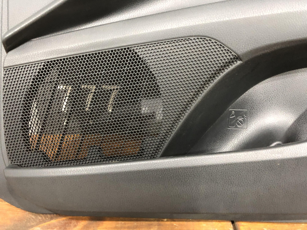 Обшивка двери передней правой Camry (XV70) 20-нв Б/У Оригинал 6761006R00C8