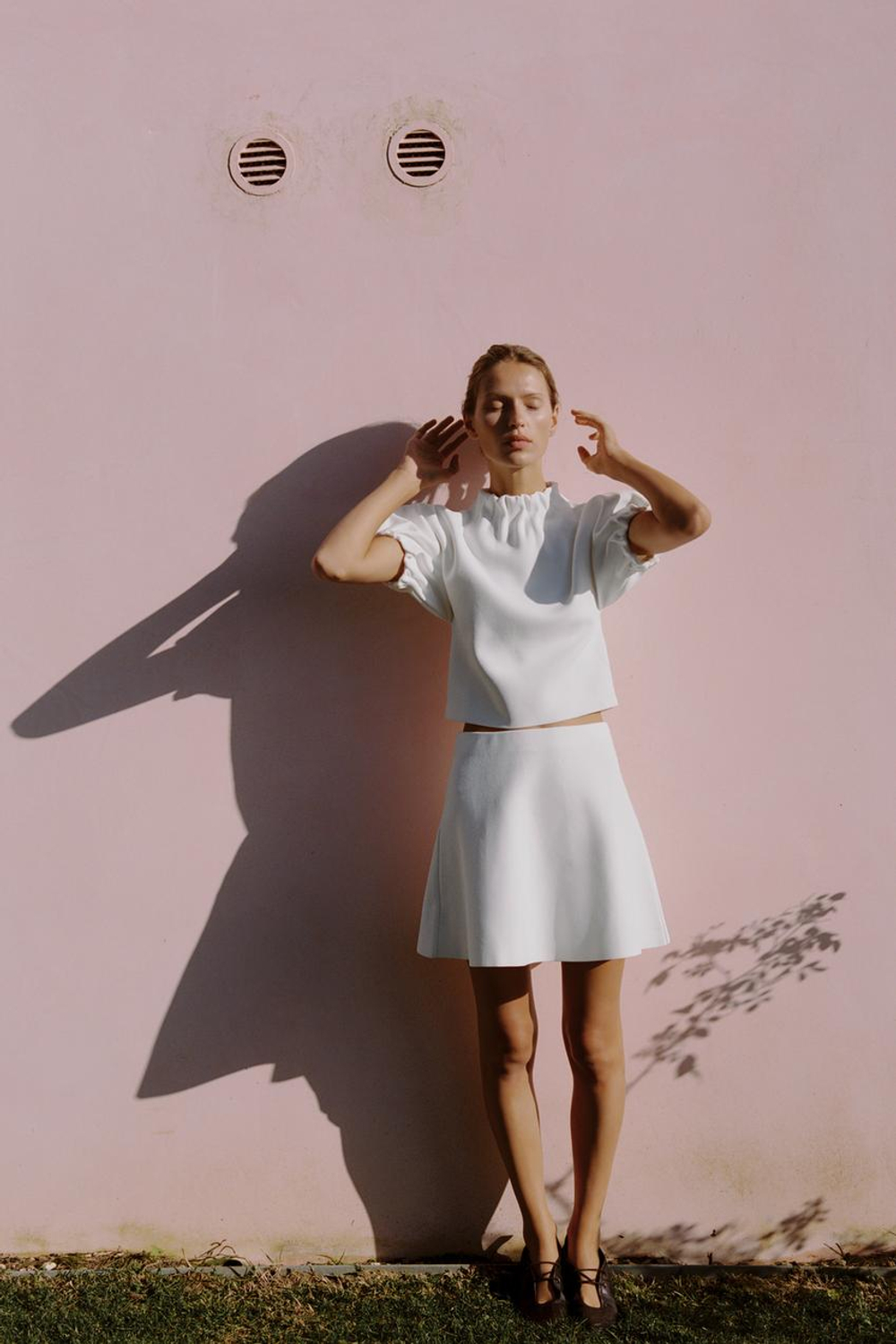 ZARA ТРИКОТАЖНЫЙ ТОП С РЮШАМИ, БЕЛЫЙ