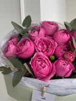 Букет из яркой кустовой пионовидной розы и зелени эвкалипта