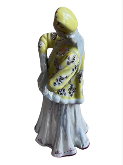 Фарфоровая статуэтка "Лебёдушка" в желтой шубке (Дулево)