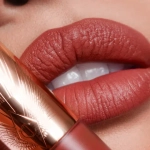 Charlotte Tilbury Airbrush Flawless Matte Lip Blur Liquid Lipstick жидкая помада бордовый Walk of No