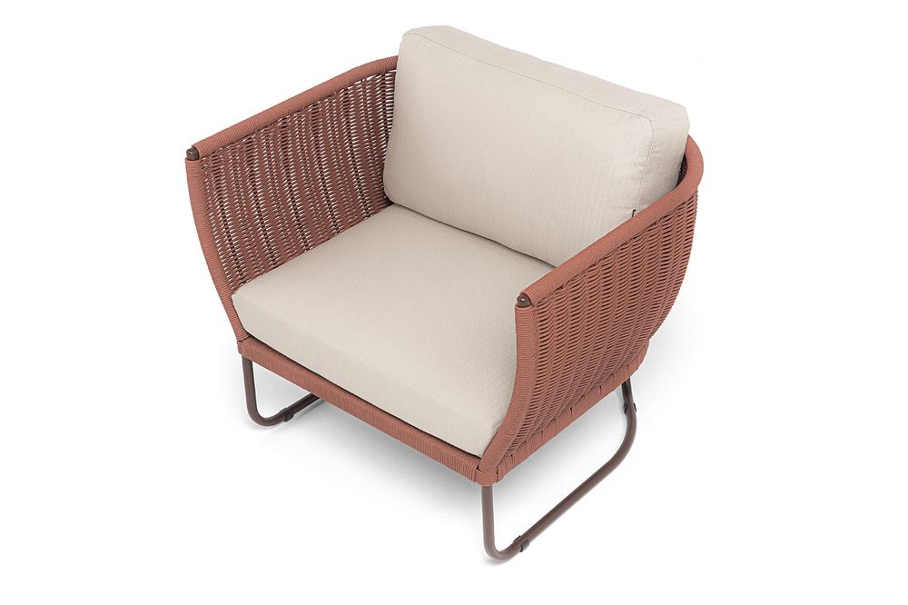 "Фиджи" кресло плетеное из роупа, каркас алюминий коричневый (RAL8016) муар, роуп красный (8372) круглый tex, ткань Mossle бежевая