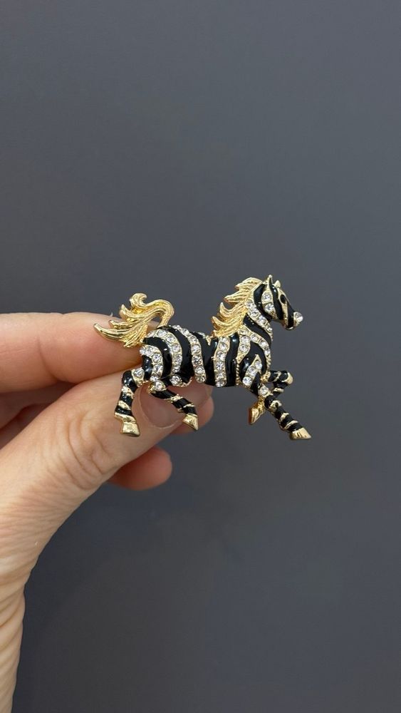 Брошь зебра с кристаллами, оттенок золото Брошь зебра с кристаллами, оттенок золото