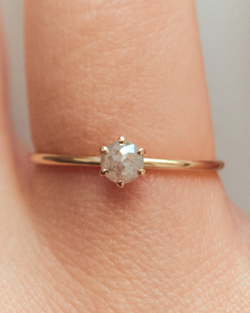 кольцо с дымчатым бриллиантом «роза»