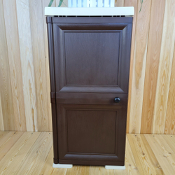 Тумба-шкаф пластиковая "УЮТ", с усиленными рёбрами жёсткости, одна дверца, открытие влево. Цвет: Бежевый с коричневой дверцей.