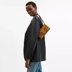 COACH СУМКА ЧЕРЕЗ ПЛЕЧО TABBY 20 С ПРИНТОМ ГРАФФИТИ, ОХРА