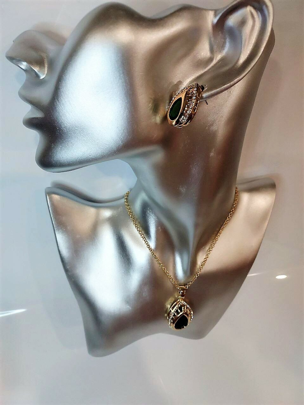 Комплект бижутерии. Набор подвеска с серьгами "Артемида" с синтетическим изумрудом.