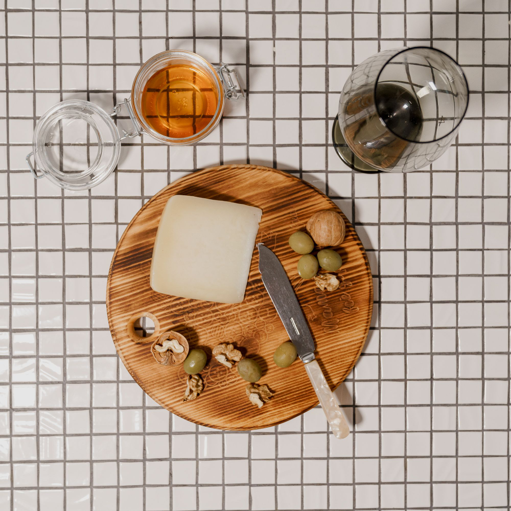 Деревянная менажница круглая с гравировкой из кедра