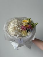 Букет сборный из гортензии, кустовых пионовидных роз, лизиантуса, оксипеталума и диантусов