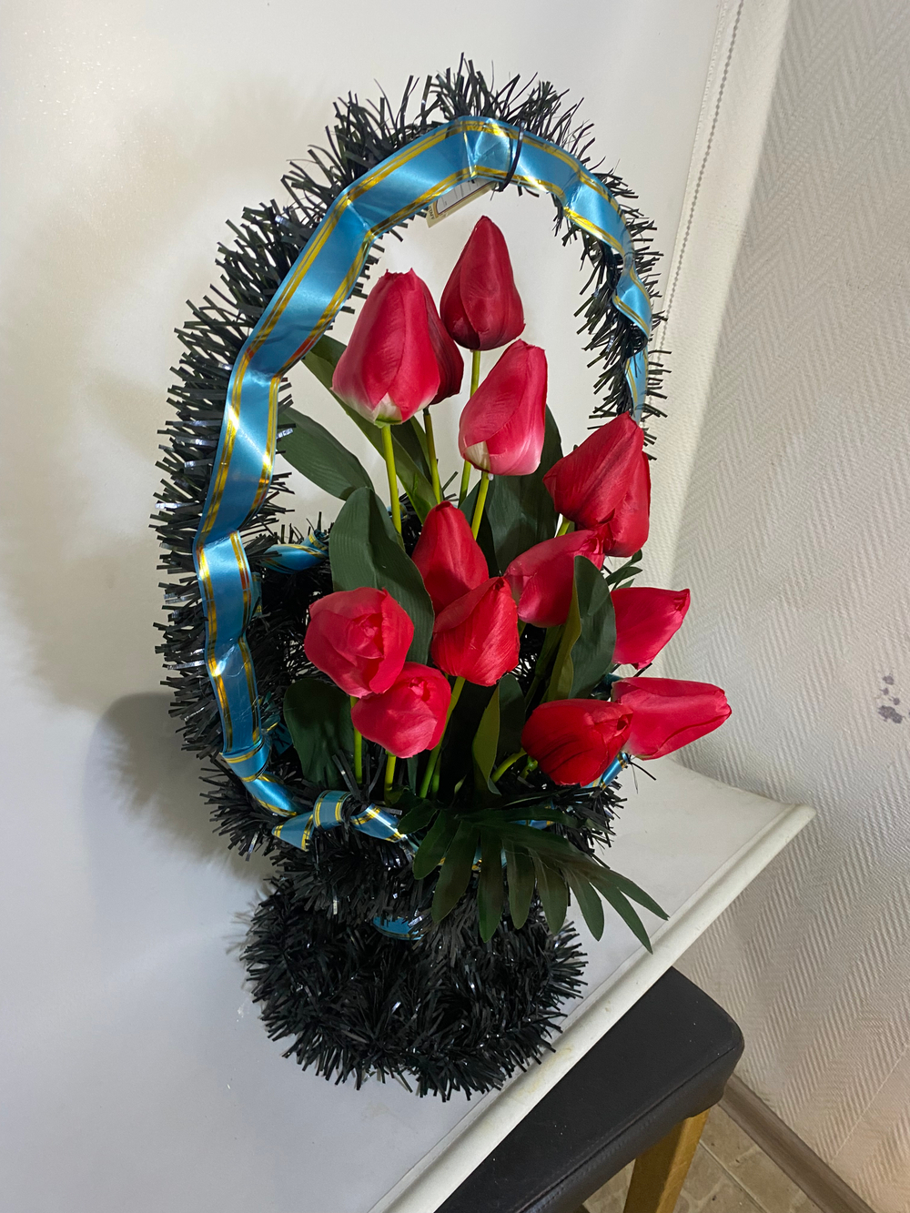 Корзина красные тюльпаны 50 см