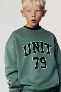 ZARA ТОЛСТОВКА С НАДПИСЬЮ, ЦВЕТ МОРСКОЙ ВОЛНЫ