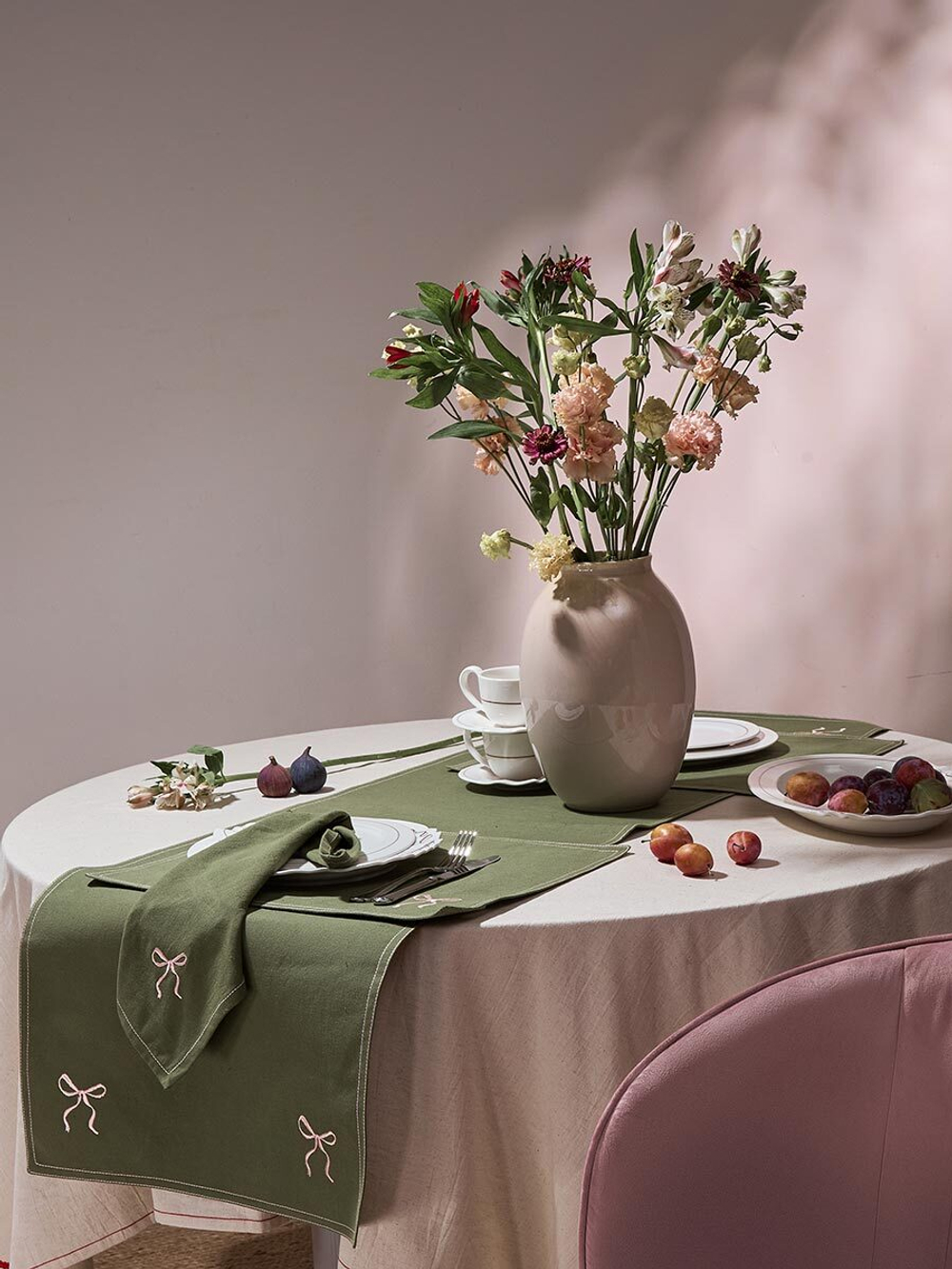 Дорожка на стол fancy bows оливкового цвета из коллекции essential, 45x150 см