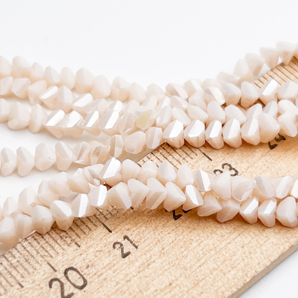 Бусина Треугольник, стекло, цвет кремовый AB, размер около 3*4 мм, цена за нить 36 см