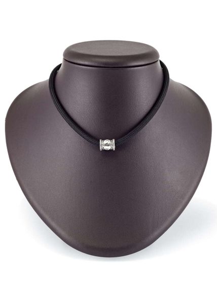 Шарм «Руна Соулу» из серебра на постаменте