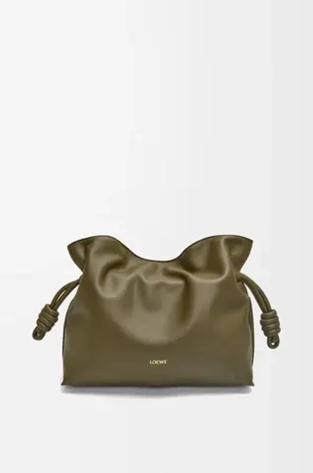 Loewe Сумка-клатч среднего размера Flamenco из телячьей кожи наппа, темный хаки