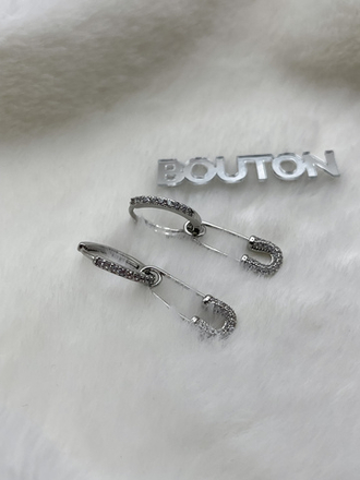 Серьги кольца серебристые с подвесками "Булавки" со стразами