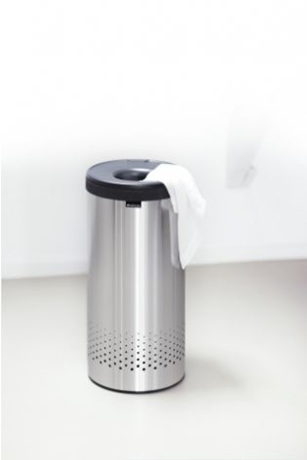 Корзина для белья 35л Brabantia с пластиковой крышкой матовая сталь